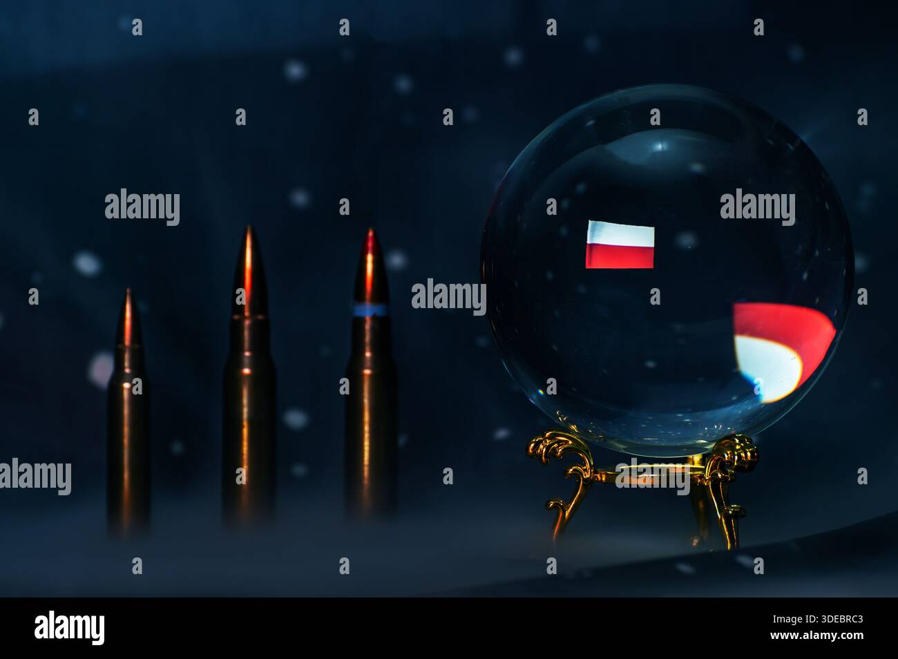 L'immagine concettuale della bandiera polacca si riflette all'interno di una sfera di cristallo, simboleggiando le previsioni future, l'incertezza, la geopolitica, l'economia Foto Stock