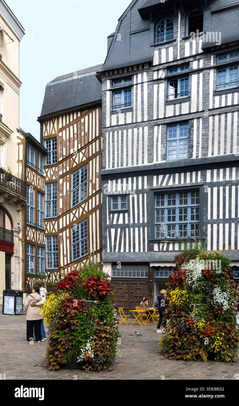 Persone fuori da edifici in legno a Rouen, Normandia, Francia Foto Stock