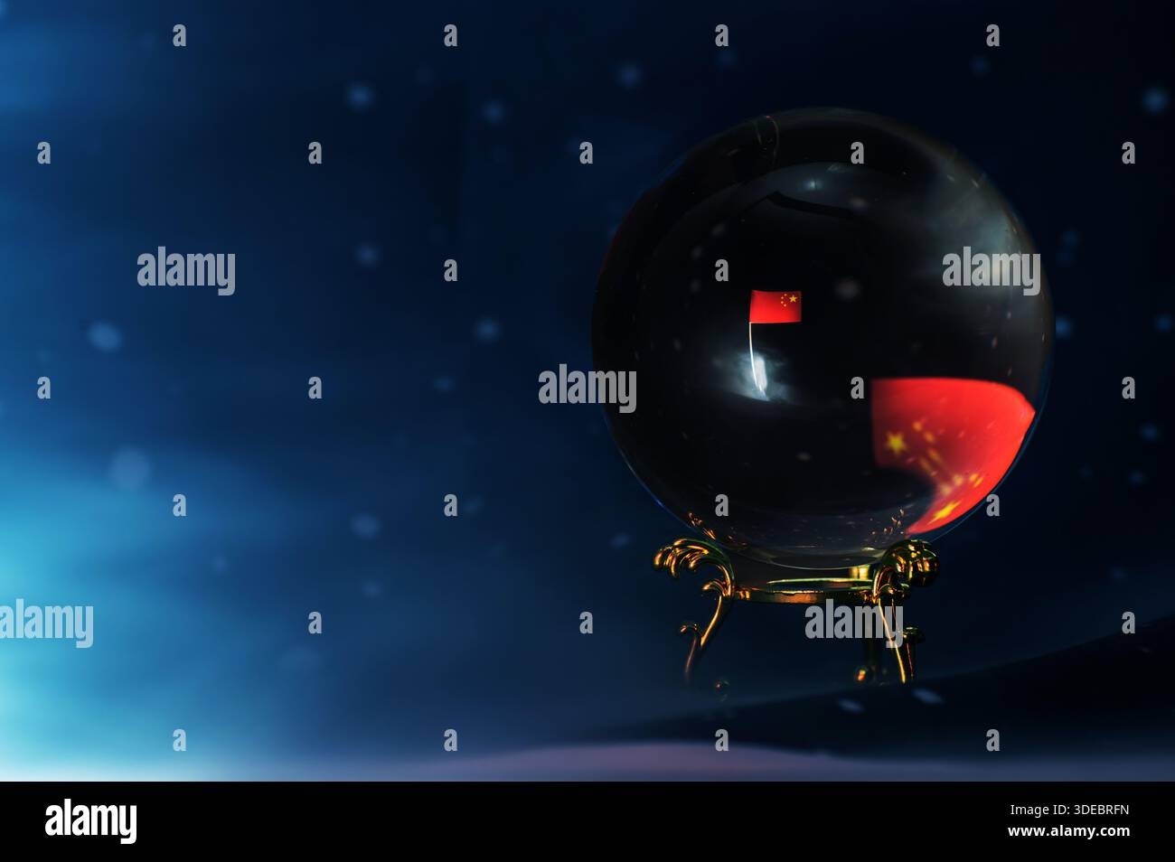 Immagine concettuale della bandiera cinese riflessa in una sfera di cristallo, che simboleggia il potere, la forza militare, il dominio globale, la tensione geopolitica Foto Stock