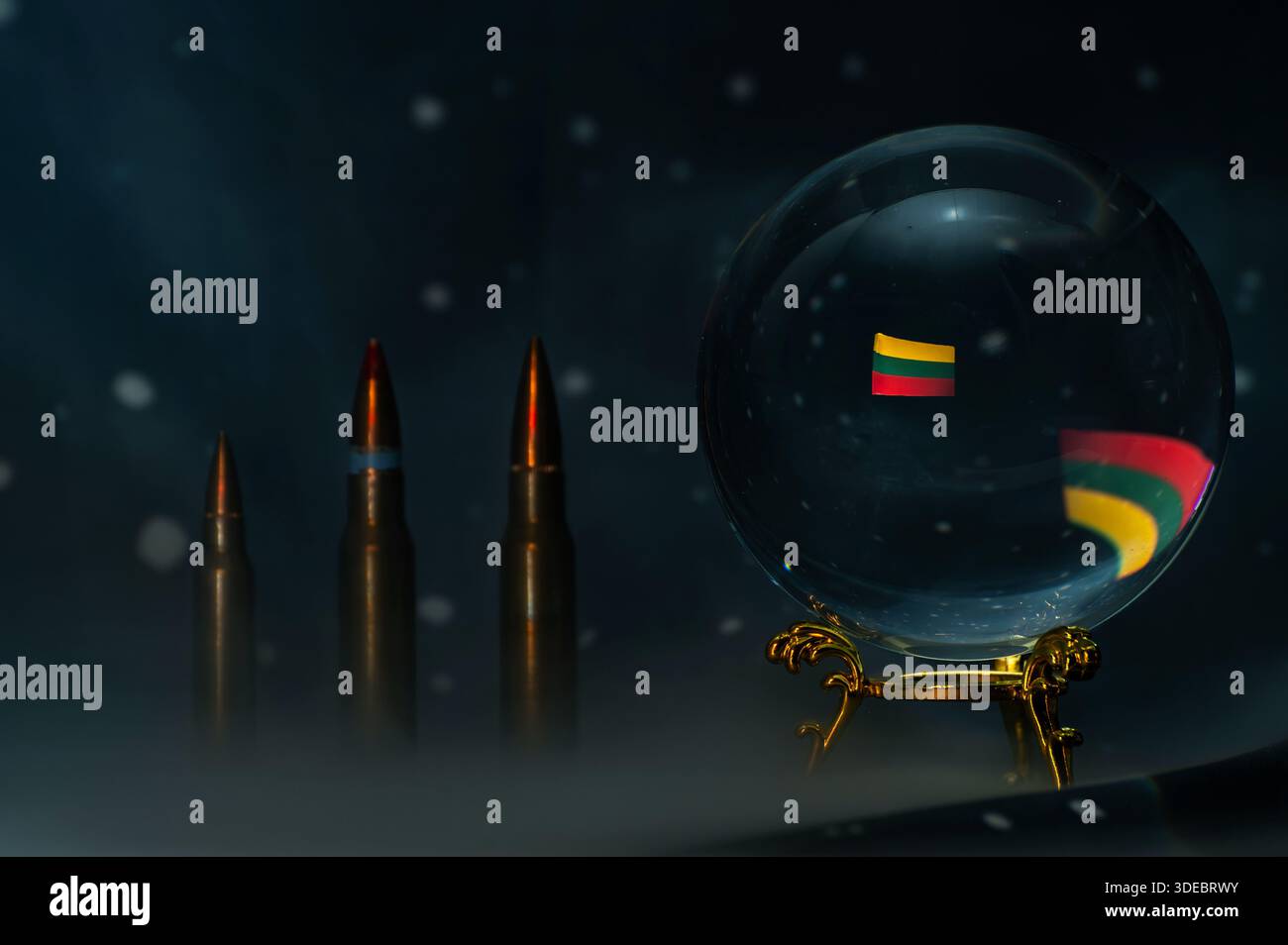 Immagine concettuale della bandiera lituana riflessa all'interno di una sfera di cristallo, che simboleggia le previsioni future, l'incertezza, la geopolitica, l'economia Foto Stock