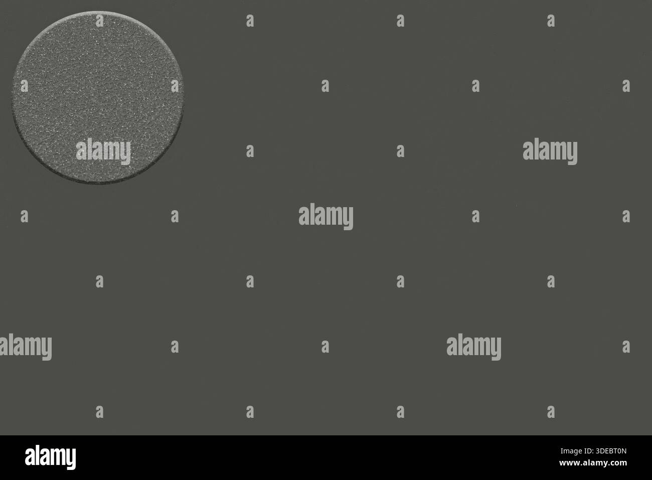 Superficie opaca di colore grigio medio con dettagli circolari che evidenziano texture e profondità, perfetta per progetti creativi e applicazioni visive Foto Stock