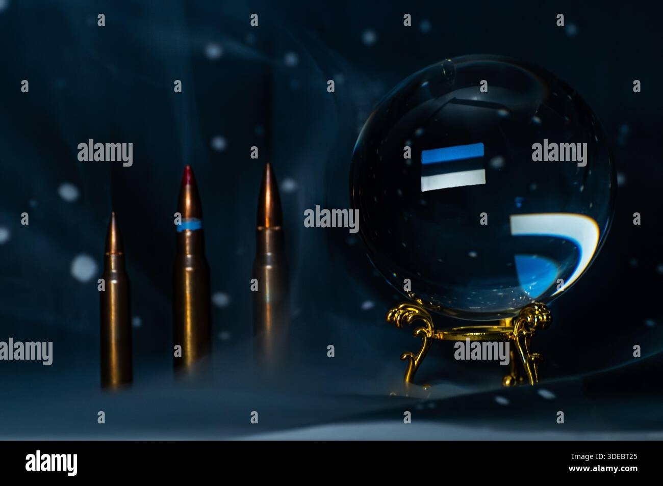 Immagine concettuale della bandiera dell'Estonia riflessa all'interno di una sfera di cristallo, che simboleggia le previsioni future, l'incertezza, la geopolitica, l'economia Foto Stock