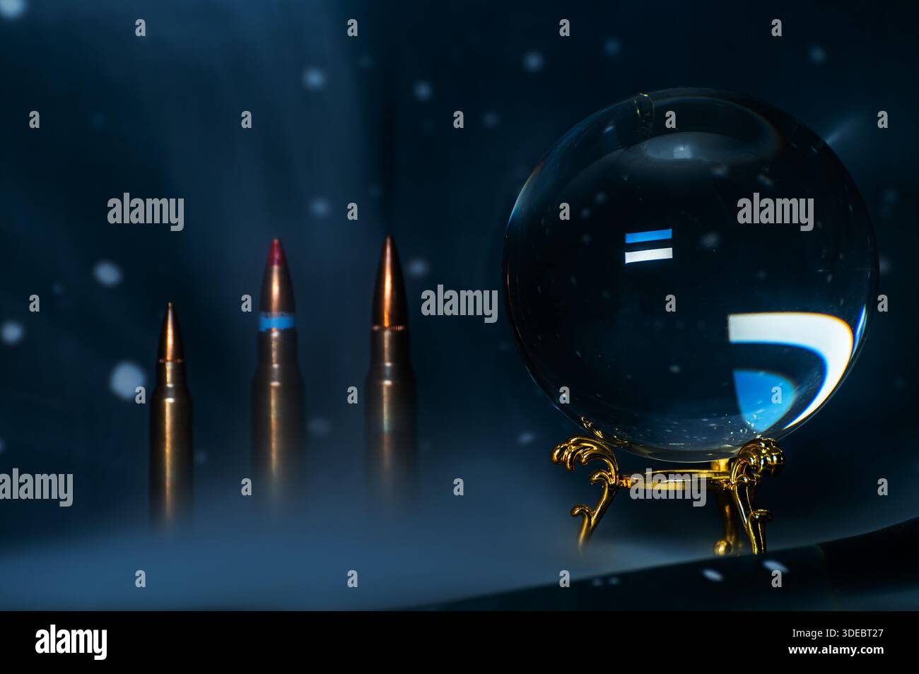Immagine concettuale della bandiera dell'Estonia riflessa all'interno di una sfera di cristallo, che simboleggia le previsioni future, l'incertezza, la geopolitica, l'economia Foto Stock