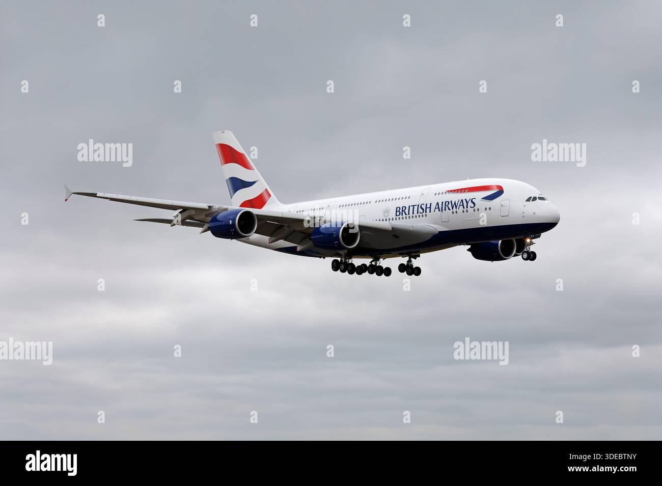 Fairford, Gloucestershire, Inghilterra, Regno Unito - 20 luglio 2013: Un aereo di linea Airbus A380 della British Airways (G-XLEA) al Royal International Air Tattoo 2013 Foto Stock