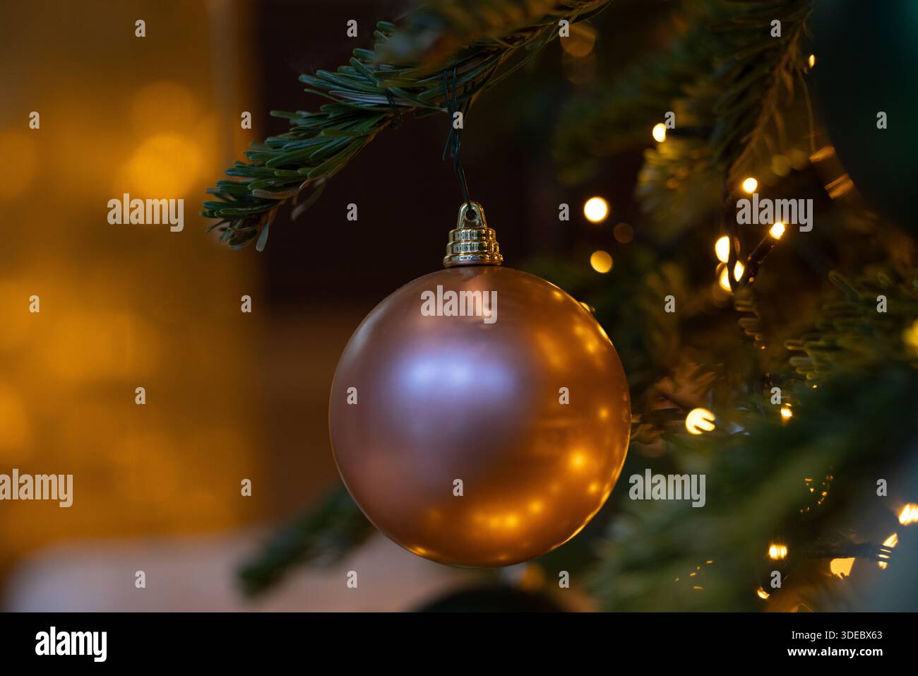 Decorazioni sull'albero di Natale decorato Foto Stock