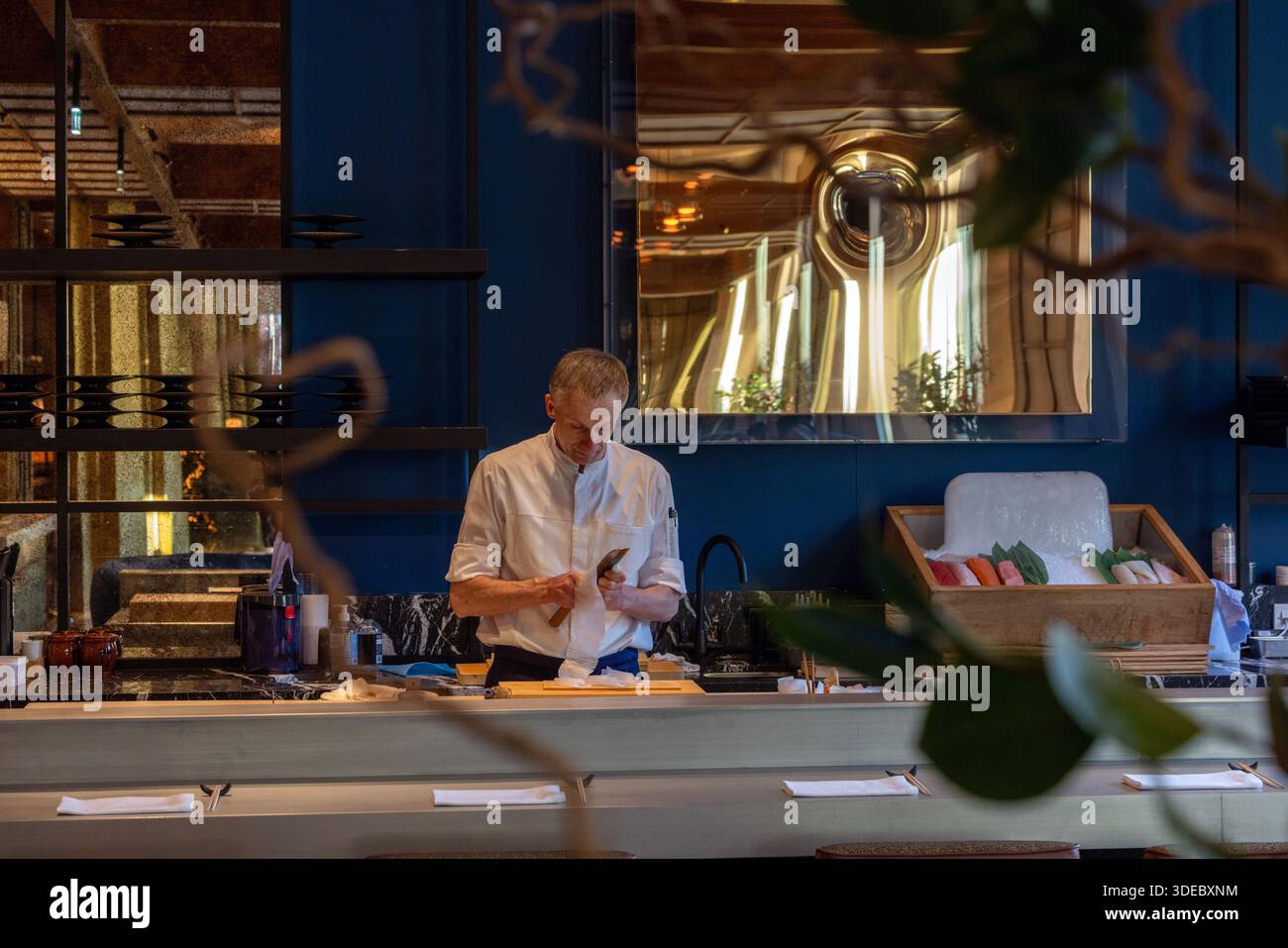 Sushi bar al ristorante giapponese Tobi Masa a Londra, Regno Unito. Foto Stock