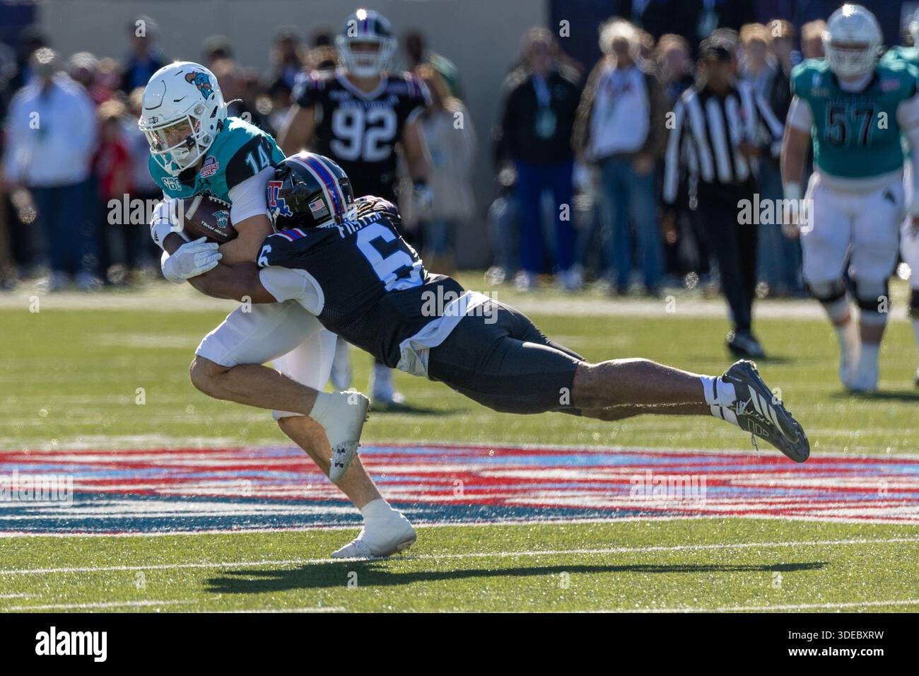 Il wide receiver Coastal Carolina Chanticleers Colton Hinton (14) fu placcato dal defensive back dei Louisiana Tech Bulldogs Jakari Foster (6) durante il 2025 Foto Stock