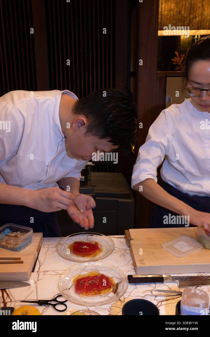 Uno chef del Tobi Masa, l'esclusivo ristorante giapponese all'interno del Chancery Rosewood Hotel nel Mayfair di Londra, prepara un Carpaccio di tonno Foto Stock