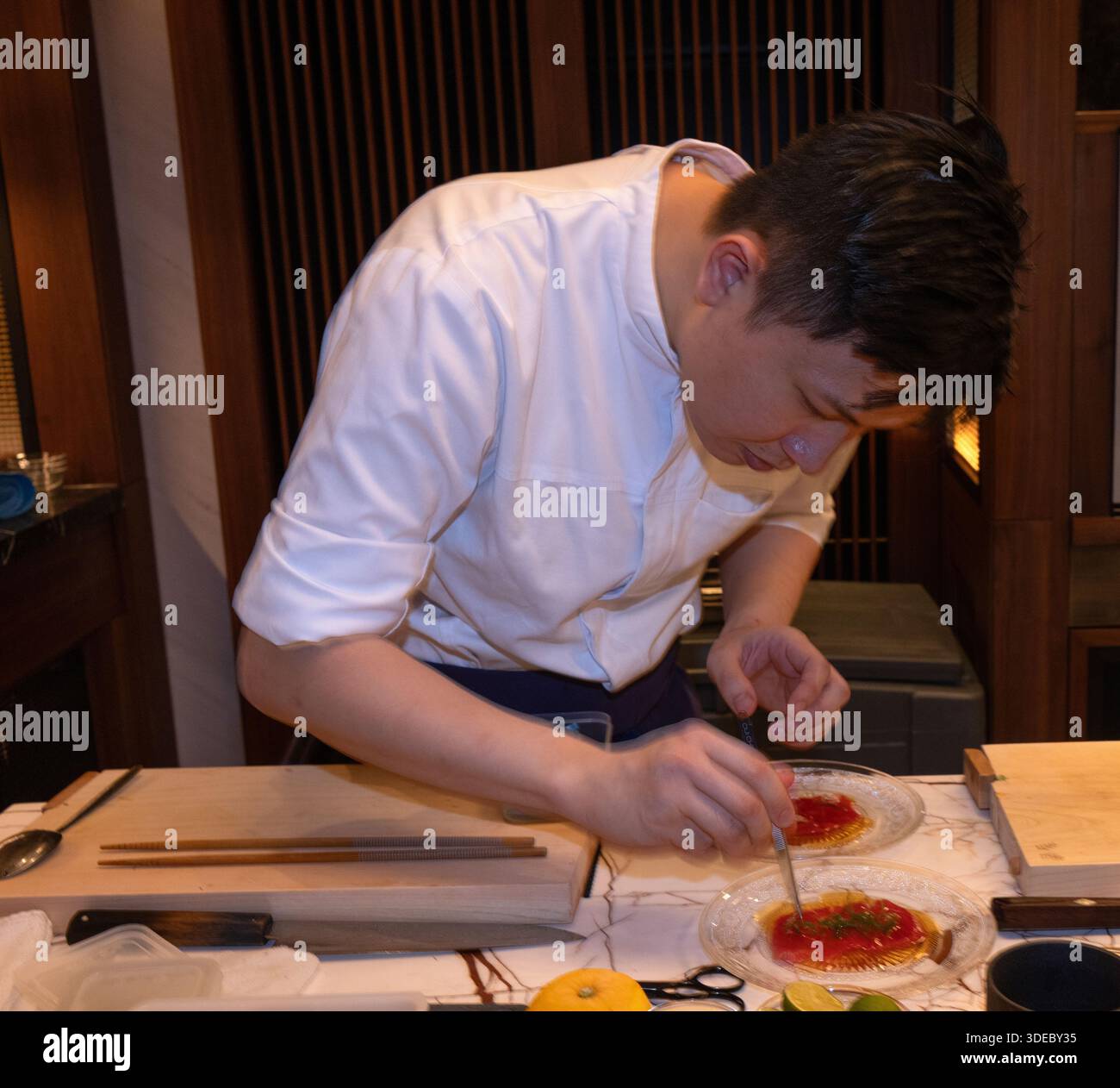 Uno chef del Tobi Masa, l'esclusivo ristorante giapponese all'interno del Chancery Rosewood Hotel nel Mayfair di Londra, prepara un Carpaccio di tonno Foto Stock