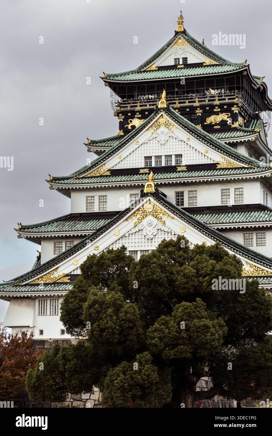 Esterno della tenuta principale (tenshu) del Castello di Osaka, Osaka, Giappone Foto Stock