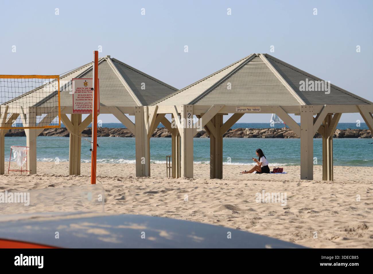 Le persone si siedono lungo la spiaggia, a Tel Aviv, Israele, il 24 dicembre 2025. Foto di Raquel G. Frohlich. Foto Stock