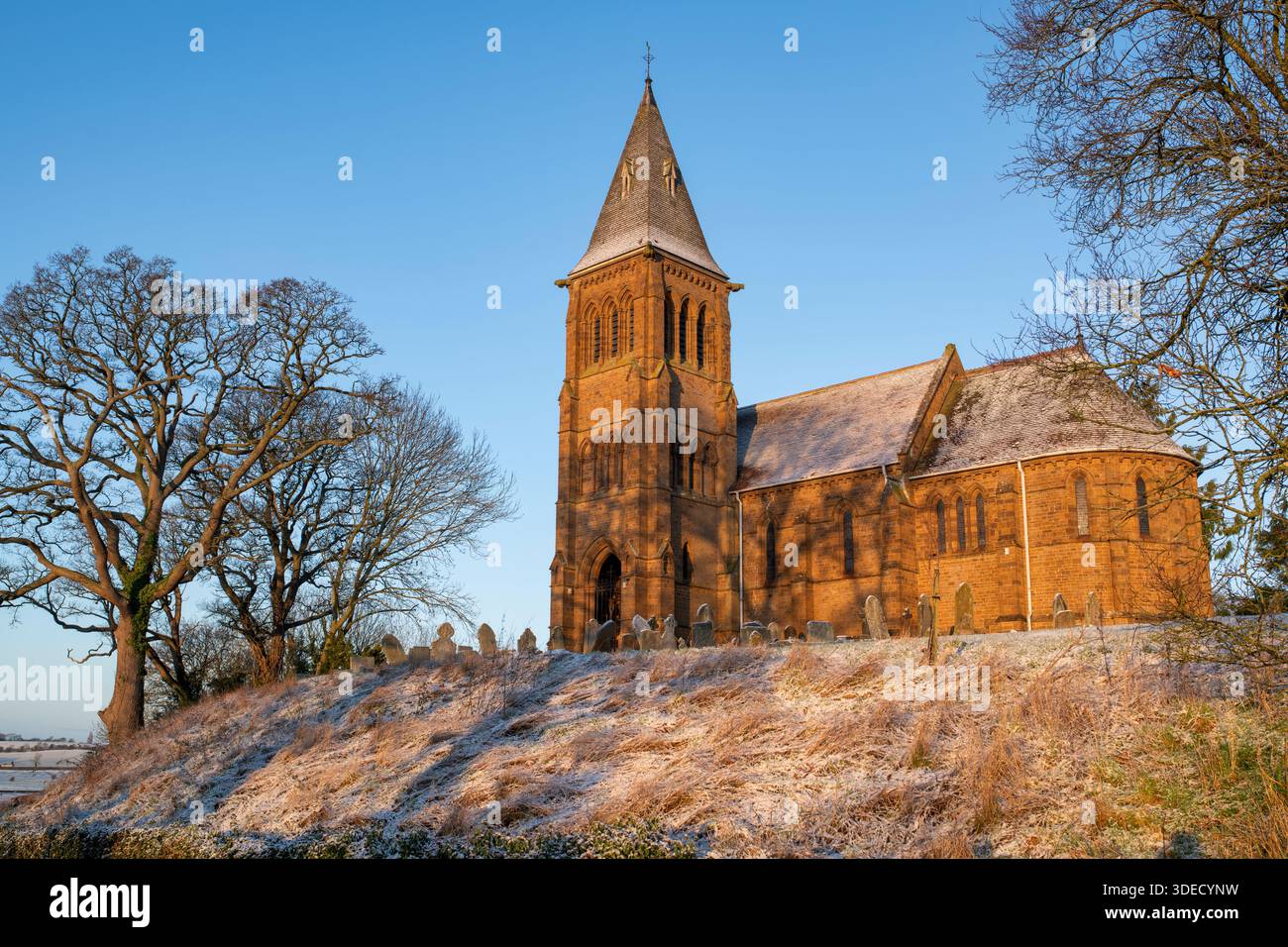 Chiesa di San Pietro e San Paolo nella neve all'alba. Winderton, Cotswolds, Warwickshire, Inghilterra Foto Stock