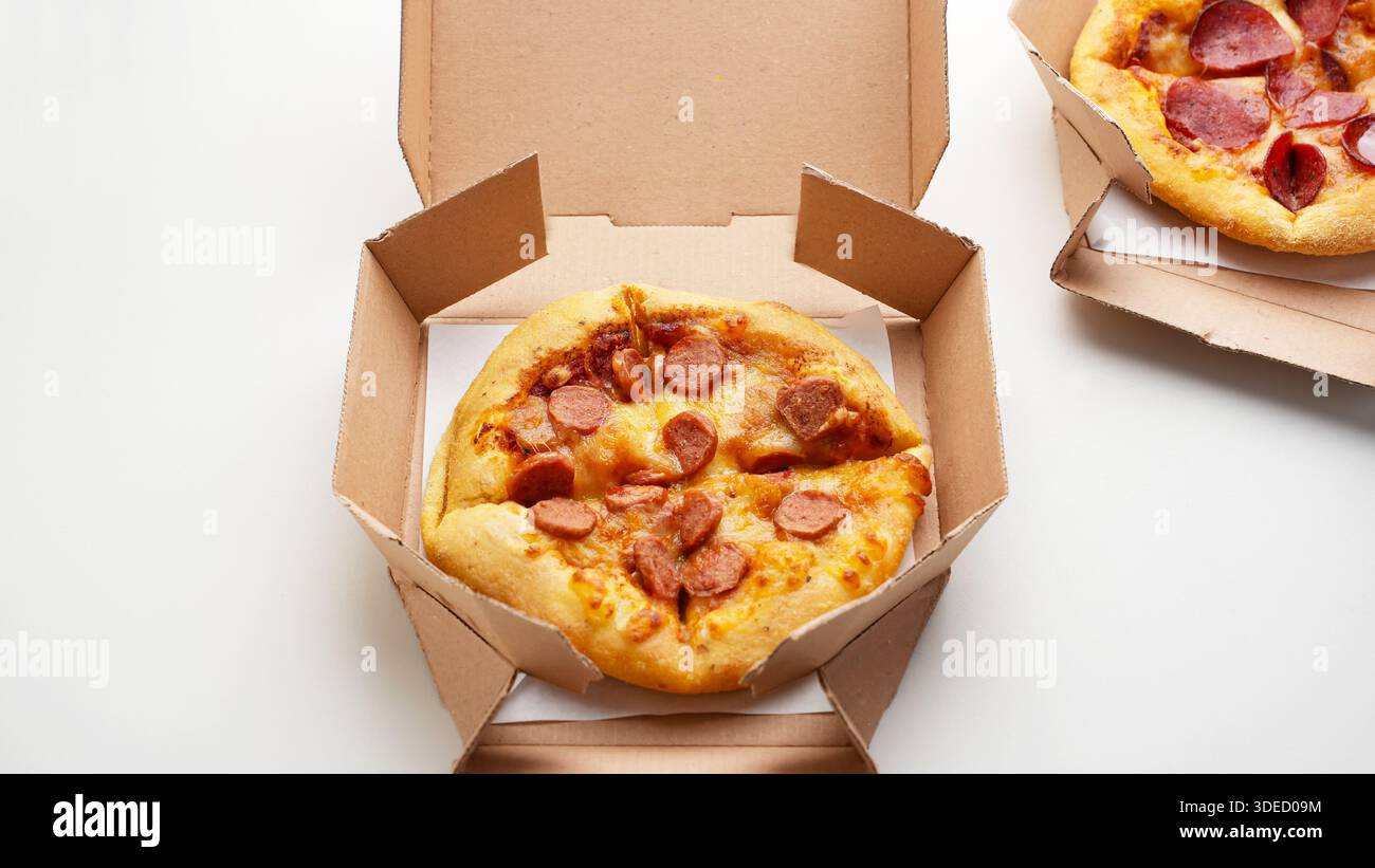 Mini Pizza con Pepperoni in scatole di cartone Foto Stock