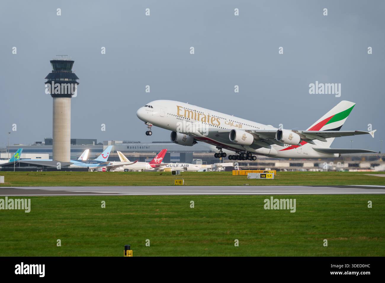 Emirates Airbus A380 in partenza dall'aeroporto di Manchester. Foto Stock