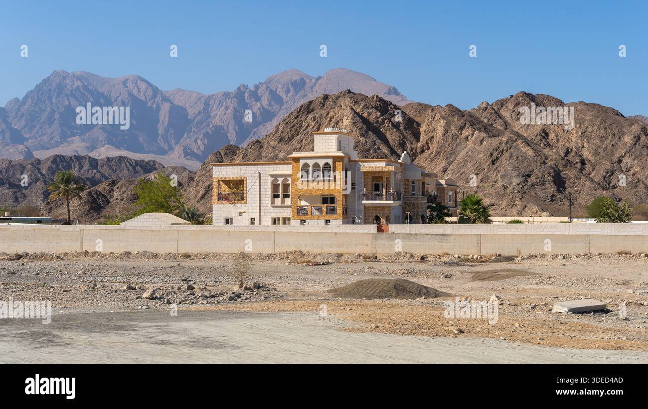 Lussuosa villa tradizionale dell'Oman con vista sulle Rugged montagne Hajar in Oman Foto Stock