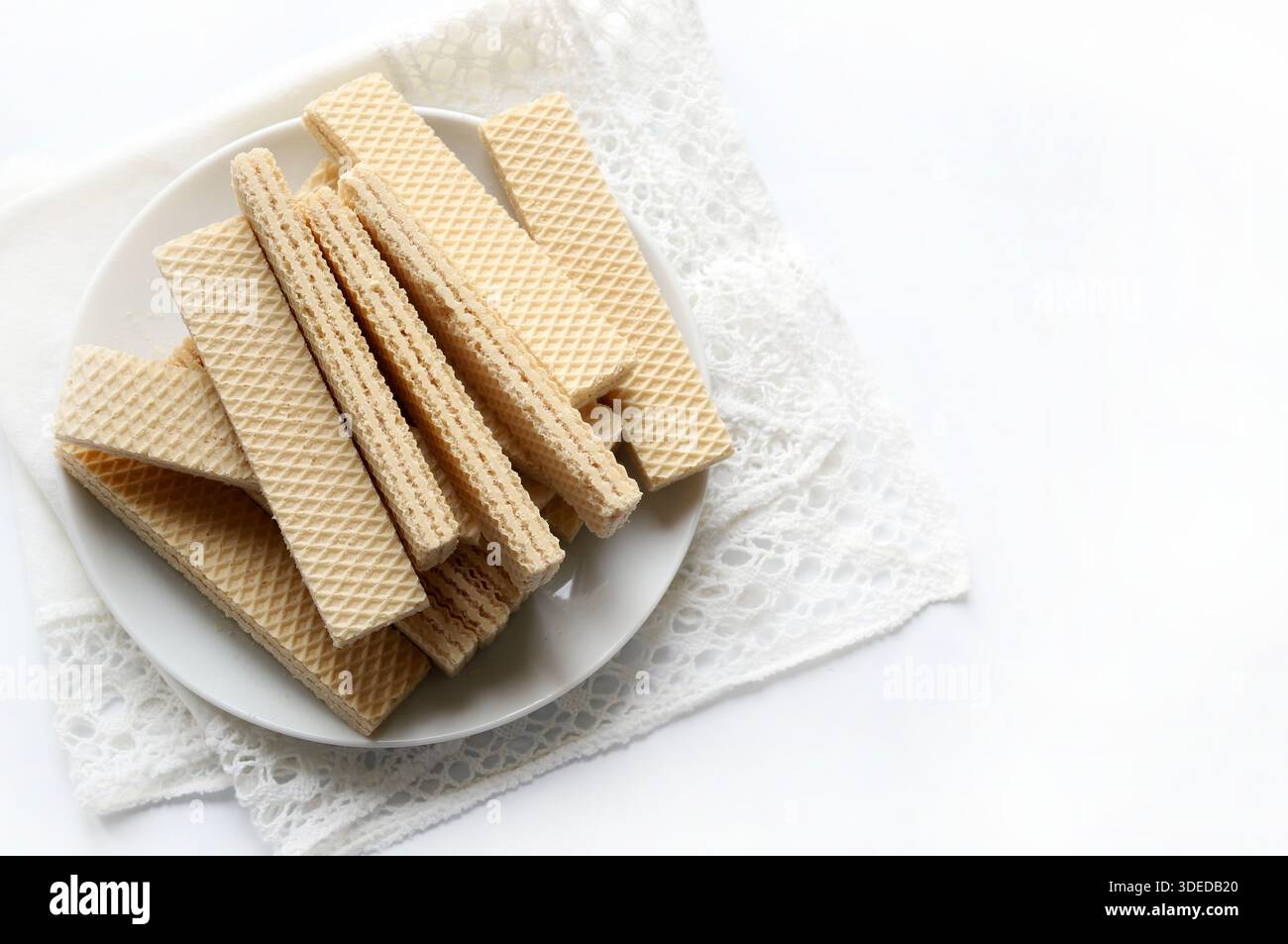 Piastra wafer su sfondo bianco. Sono biscotti composti da strati di cialda sottile e croccante con ripieno di panna. Foto Stock