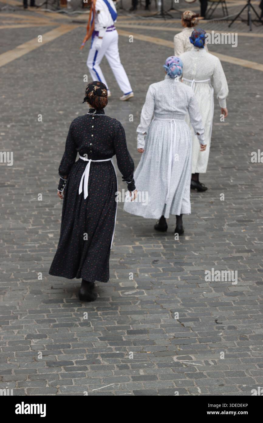 Spettacolo di danza popolare basca per strada Foto Stock