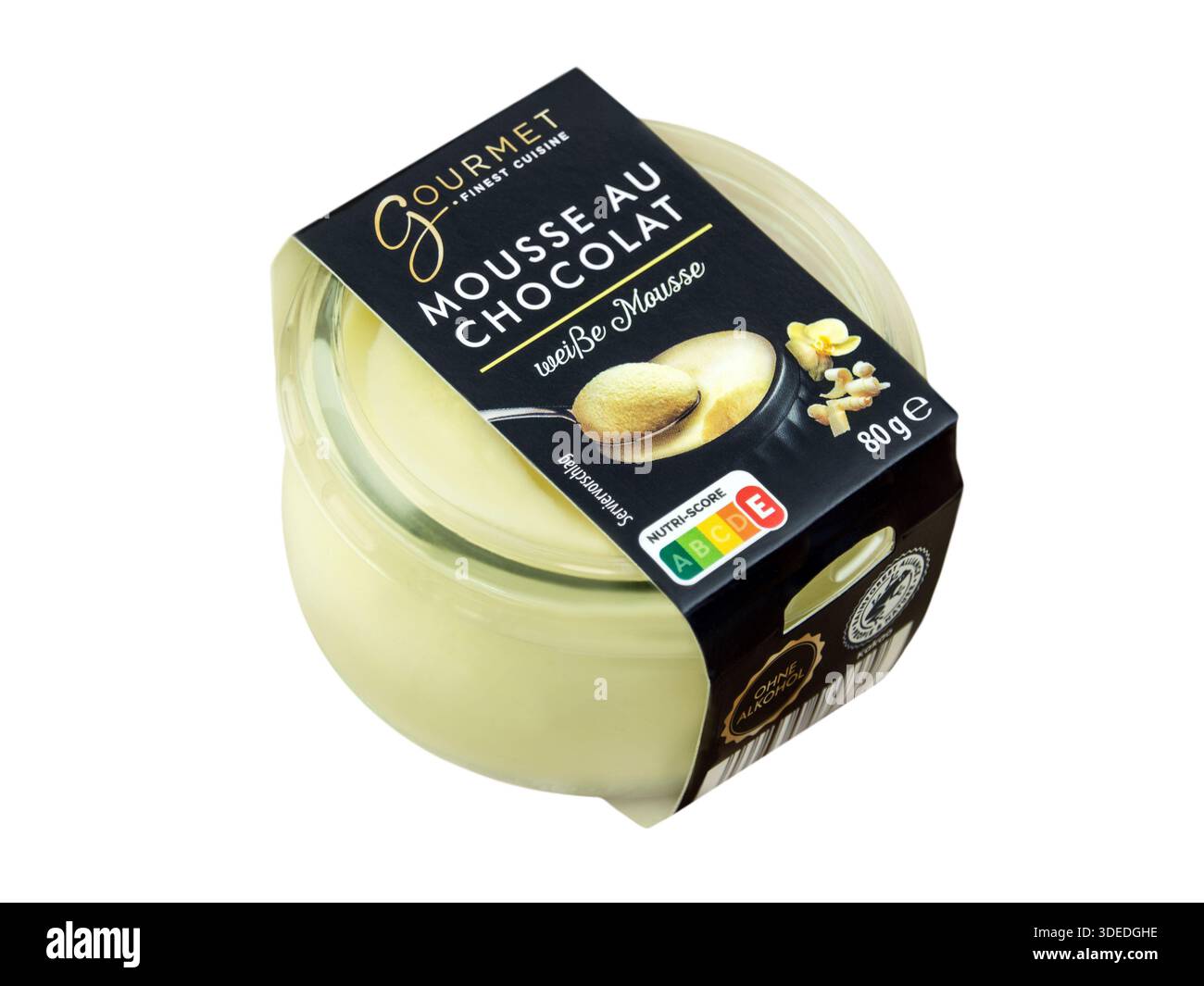 Amburgo, Germania - 3 gennaio 2026: Mousse au Chocolat Gourmet bianca isolata su sfondo bianco Foto Stock