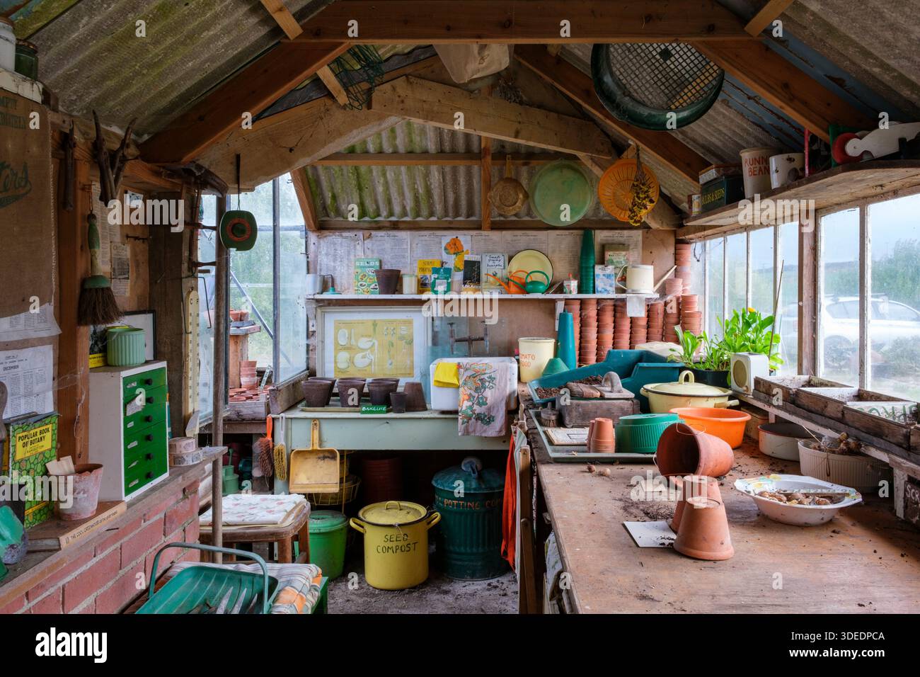 Capannone da giardinaggio, interno con attrezzi e attrezzature vintage Foto Stock
