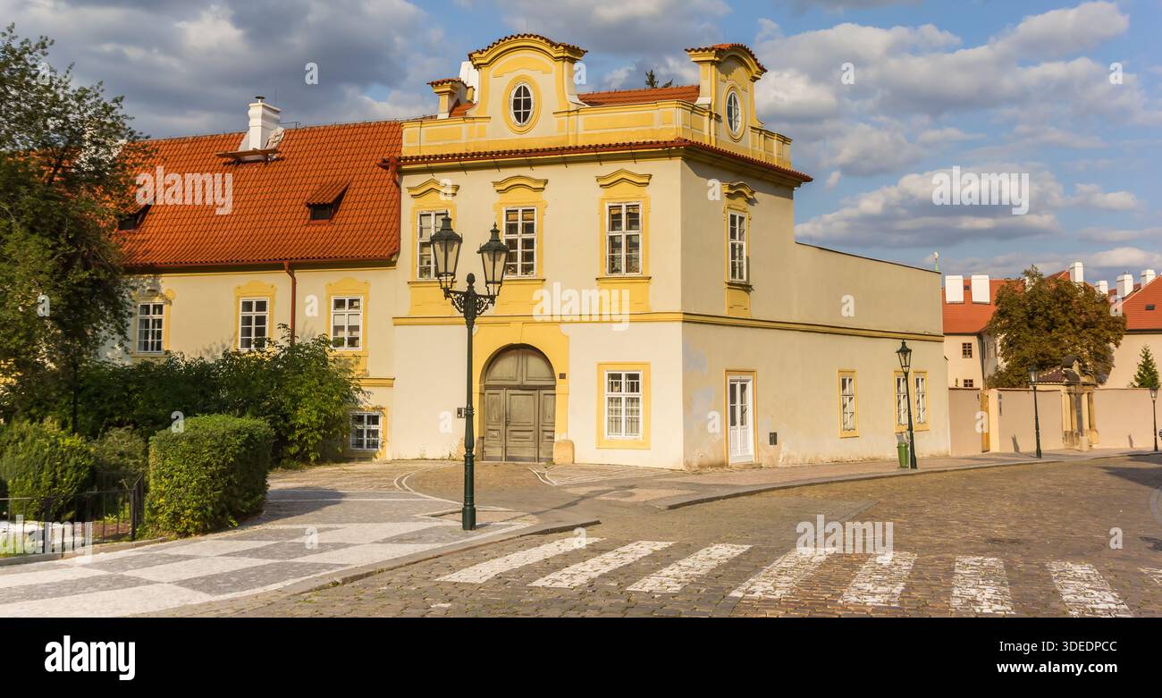 Panorama della strada acciottolata del monastero di Loreta a Praga, Repubblica Ceca Foto Stock