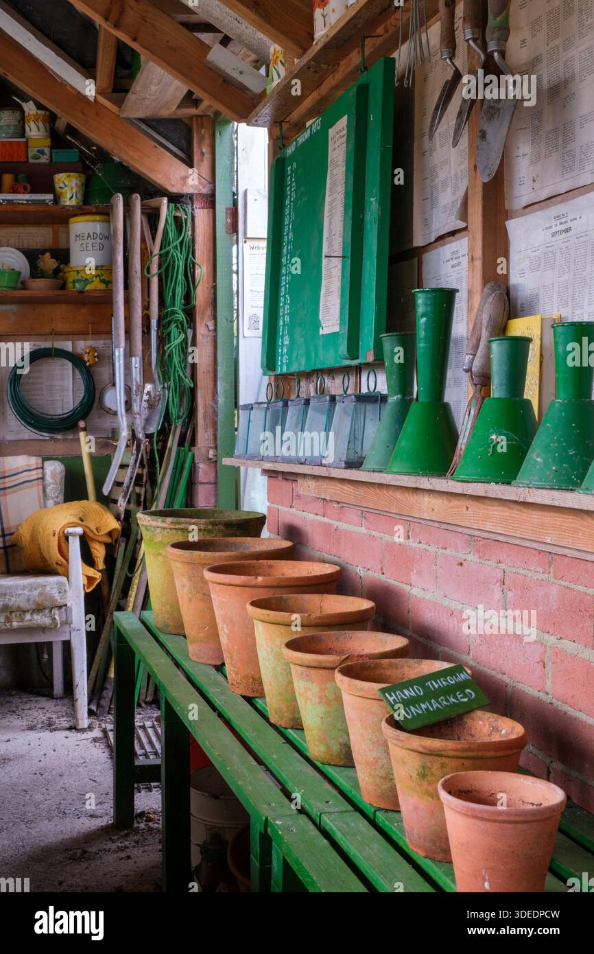 Capannone da giardinaggio, interno con attrezzi e attrezzature vintage Foto Stock