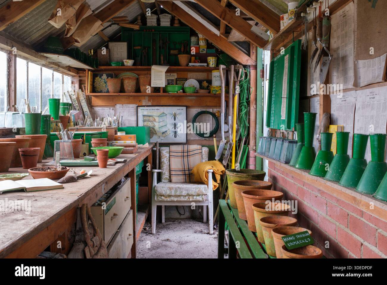 Capannone da giardinaggio, interno con attrezzi e attrezzature vintage Foto Stock