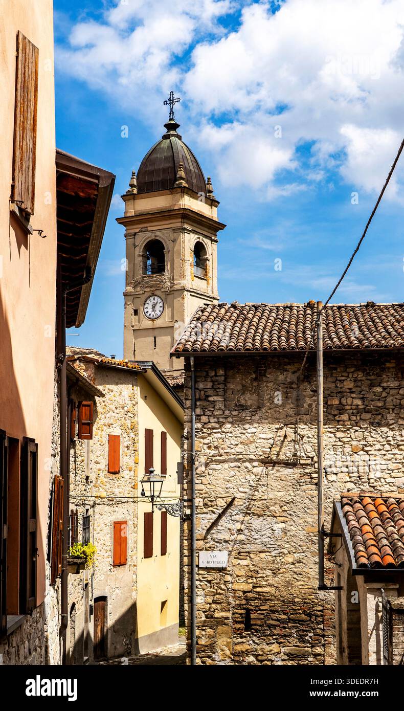 Affascinante villaggio italiano con edifici in pietra e una torre dell'orologio. Foto Stock