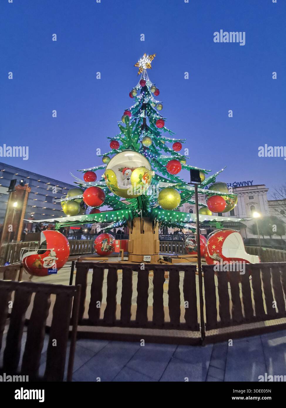 Atmosfera festosa di Cracovia: Tradizionali aromi di carne e scintillante giro in fiera sull'albero di Natale che illumina il mercato di Natale nel cuore di Cracovia. - Immagine stock catturata con smartphone