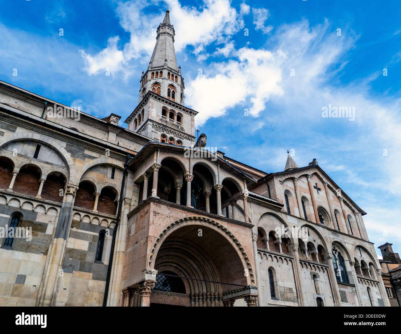 Cattedrale storica con un alto campanile che si affaccia su un cielo blu. Foto Stock