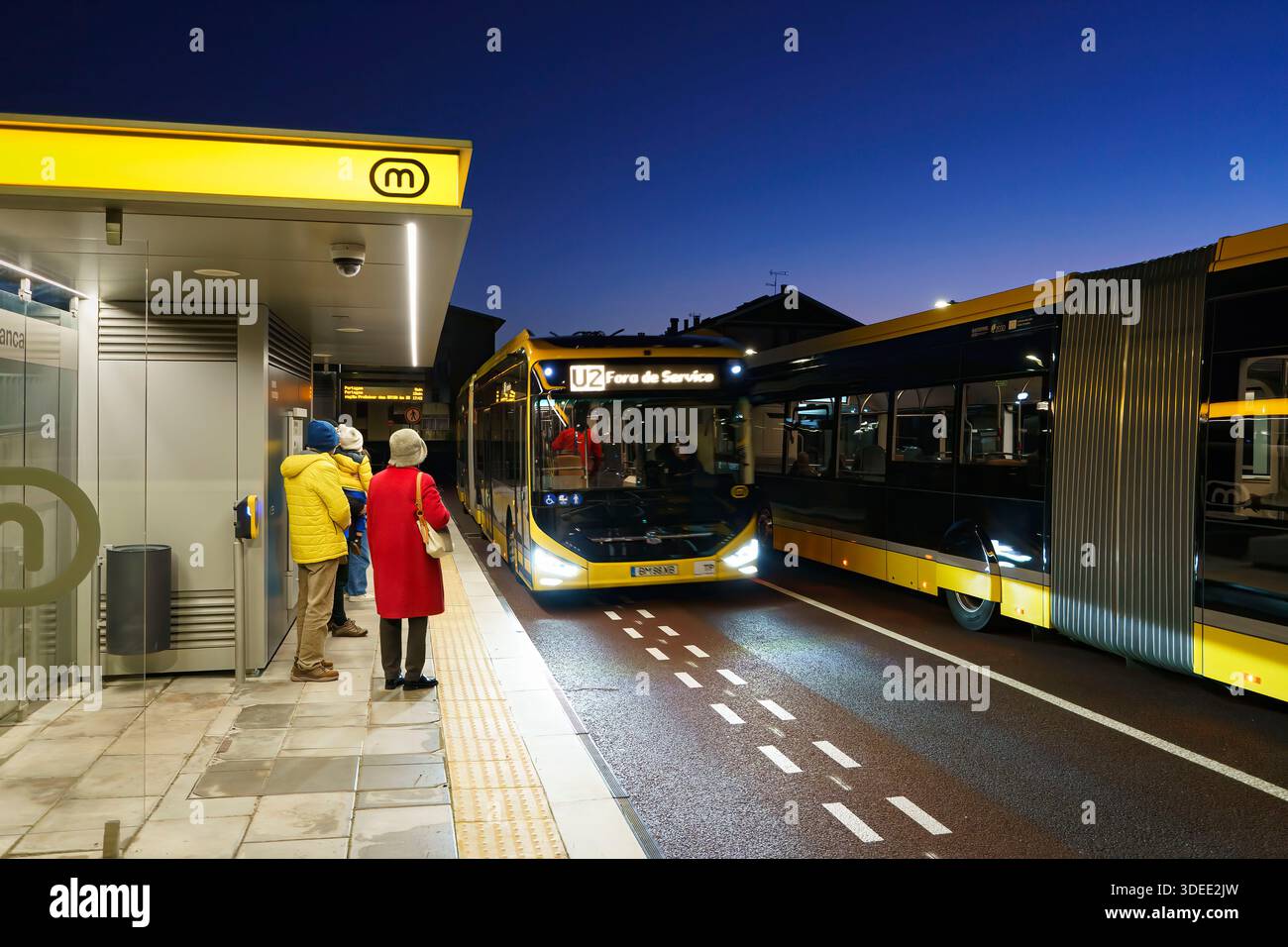 La gente aspetta presso una fermata del Metrobus a Coimbra, Portogallo, Europa Foto Stock