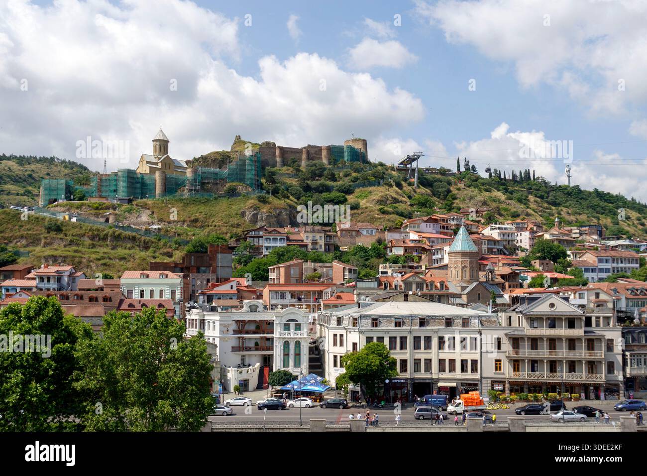 Vista panoramica della città vecchia di Tbilisi, Georgia, con l'antica fortezza di Narikala che si affaccia sulla città da una ripida collina Foto Stock