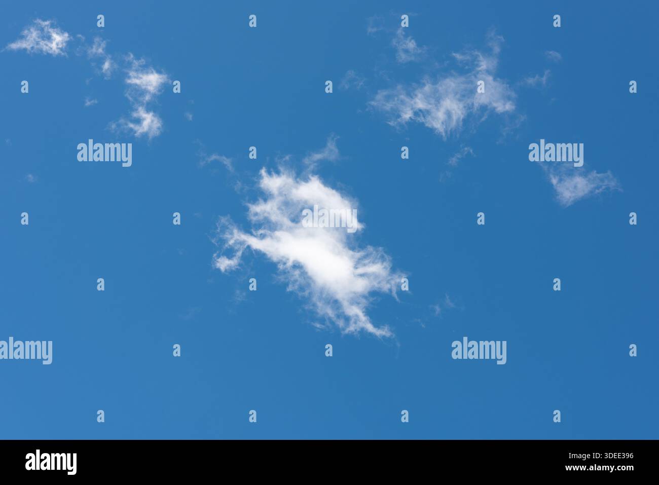 Nuvole bianche estive nel cielo blu in nuova Zelanda Foto Stock