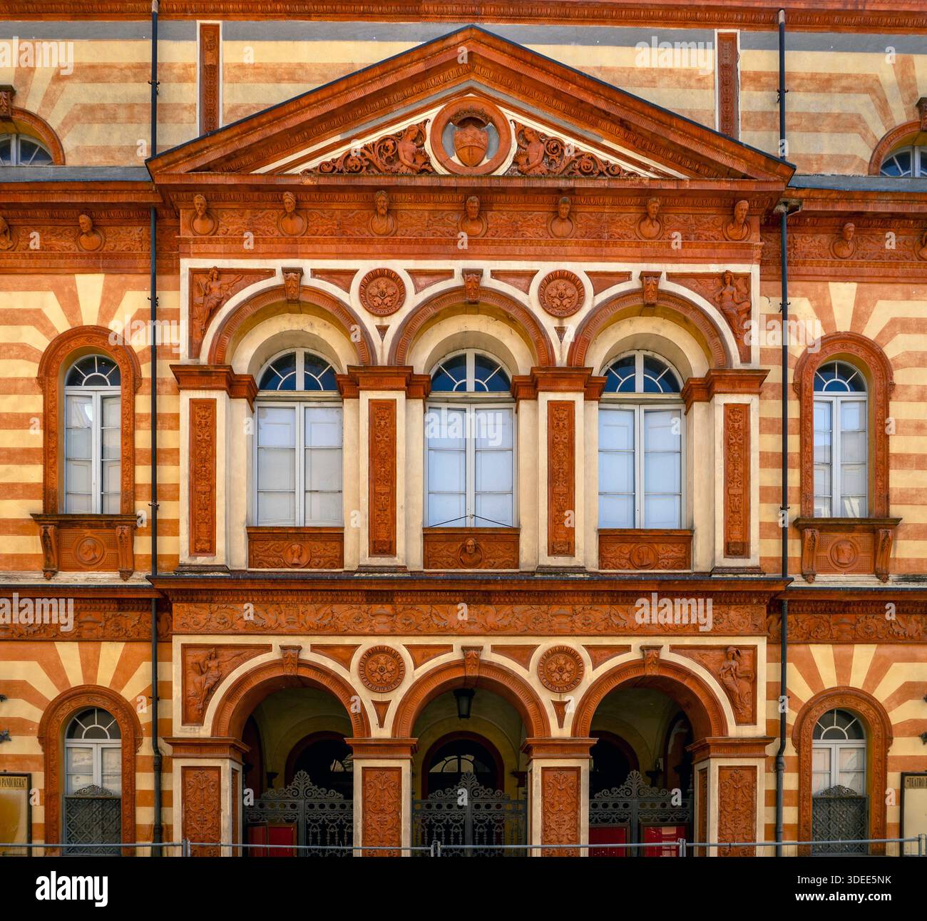 Facciata dell'edificio decorata con finestre ad arco e motivi decorativi. Foto Stock