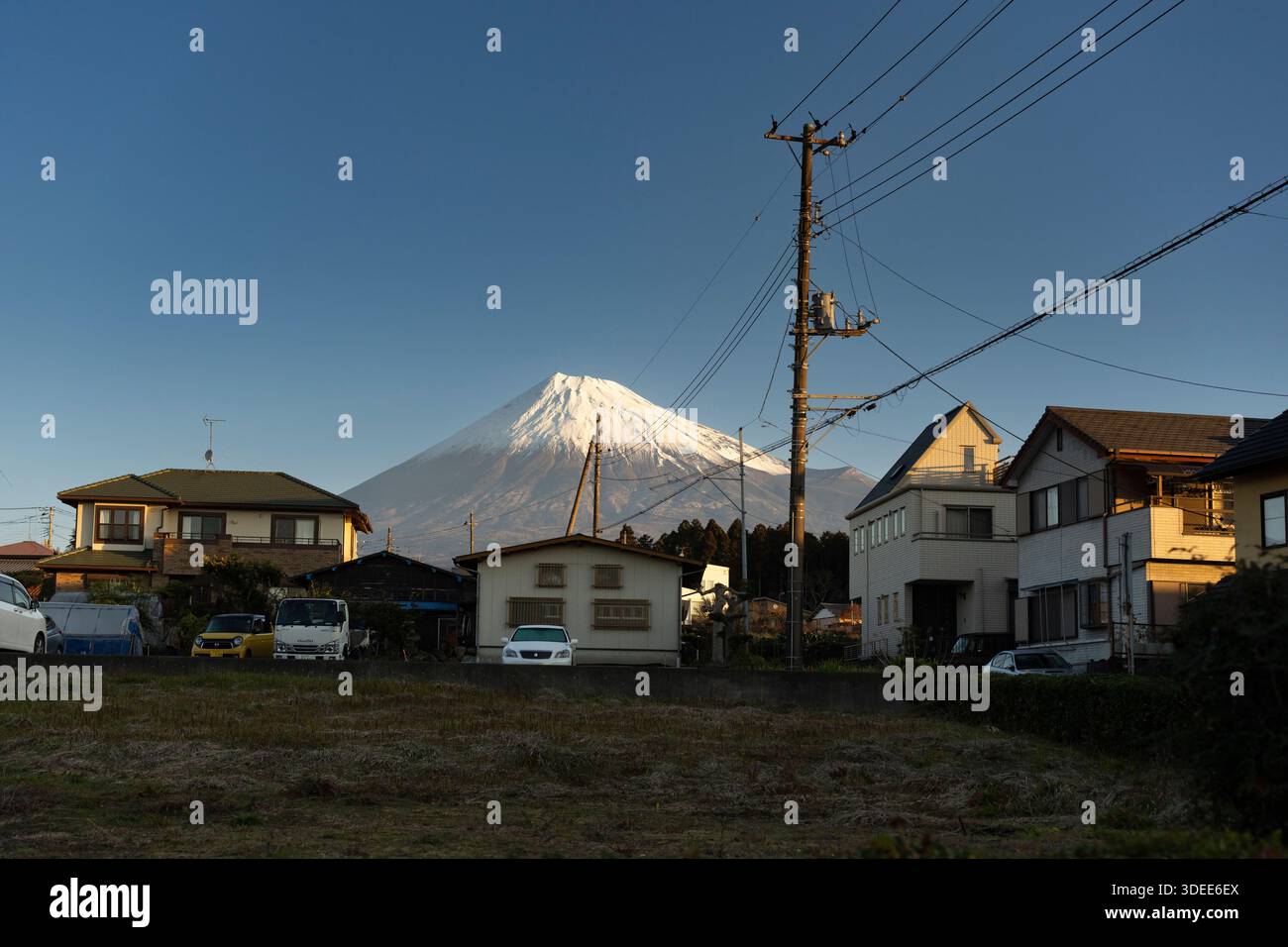 Il Monte Fuji si erge su di un tranquillo quartiere giapponese. Foto Stock