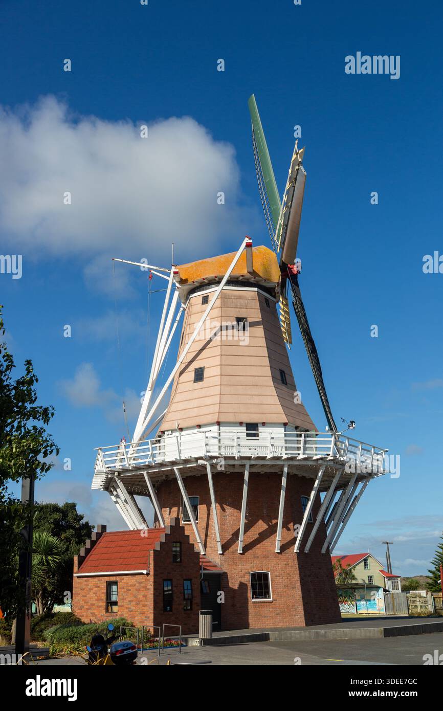 De Molen è un mulino a vento a grandezza naturale del XVII secolo aperto nel 2003, Foxton, North Island, nuova Zelanda Foto Stock