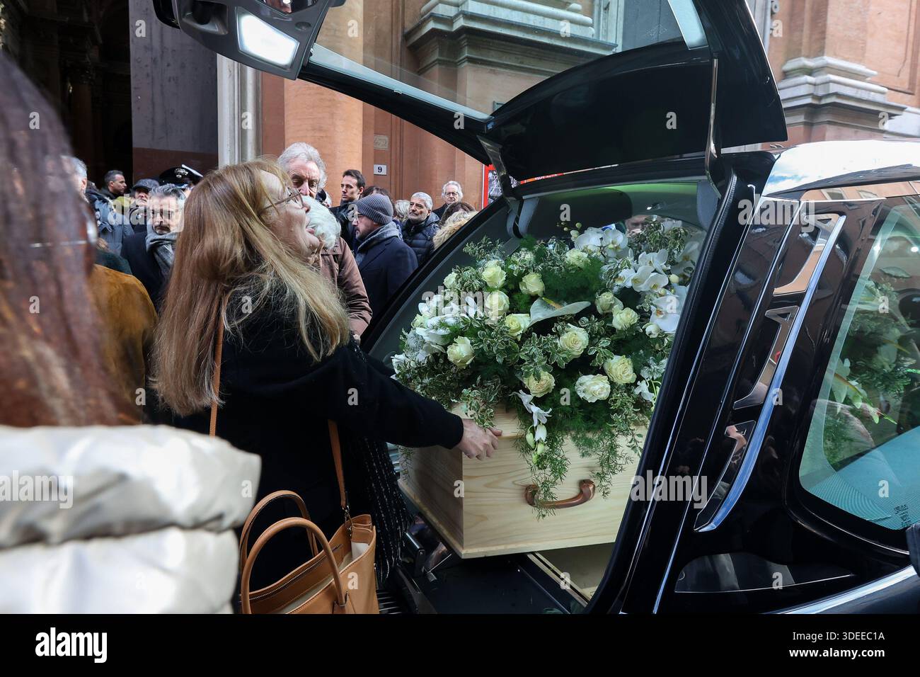 Bologna, Italia. 7 gennaio 2026. 07 GEN 2026BO - Cattedrale di S. Pietro, funerali del giovane Giovanni Tamburi morto nell'incendio del costellation di Crans-Montana nella foto la madre di Giovanni Tamburi (foto Guido Calamosca/LaPresse) 07 JAN 2026 BO - Cattedrale di San Pietro, funerale del giovane Giovanni Tamburi morto nell'incendio alla costellazione Crans-Montana (Guido Calamosca/ credito: LaPresse) Foto Stock