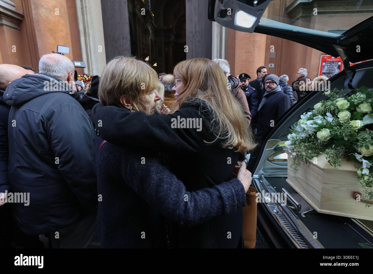 Bologna, Italia. 7 gennaio 2026. 07 GEN 2026BO - Cattedrale di S. Pietro, funerali del giovane Giovanni Tamburi morto nell'incendio del costellation di Crans-Montana nella foto la madre di Giovanni Tamburi (foto Guido Calamosca/LaPresse) 07 JAN 2026 BO - Cattedrale di San Pietro, funerale del giovane Giovanni Tamburi morto nell'incendio alla costellazione Crans-Montana (Guido Calamosca/ credito: LaPresse) Foto Stock