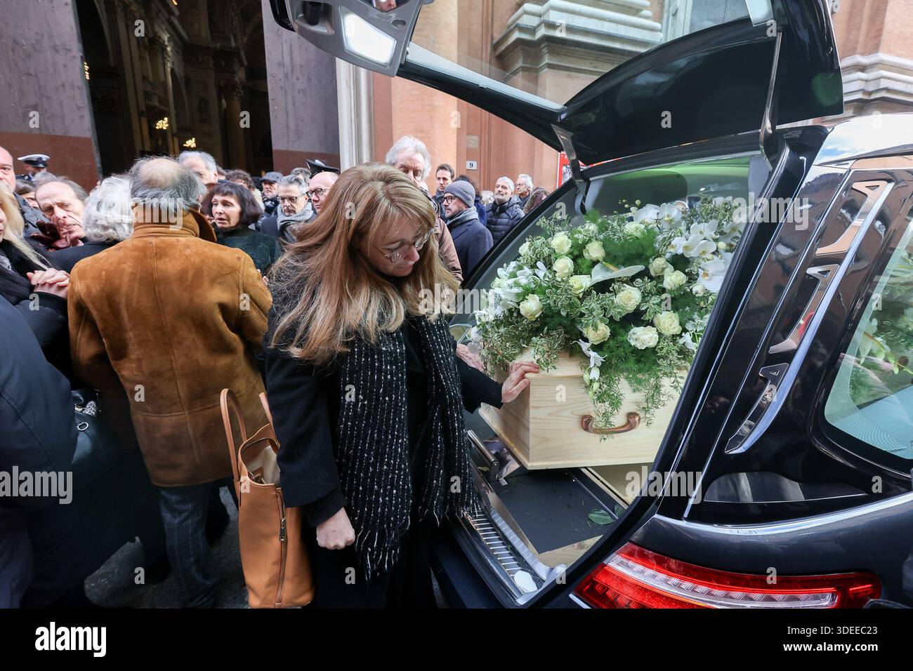 Bologna, Italia. 7 gennaio 2026. 07 GEN 2026BO - Cattedrale di S. Pietro, funerali del giovane Giovanni Tamburi morto nell'incendio del costellation di Crans-Montana nella foto la madre di Giovanni Tamburi (foto Guido Calamosca/LaPresse) 07 JAN 2026 BO - Cattedrale di San Pietro, funerale del giovane Giovanni Tamburi morto nell'incendio alla costellazione Crans-Montana (Guido Calamosca/ credito: LaPresse) Foto Stock