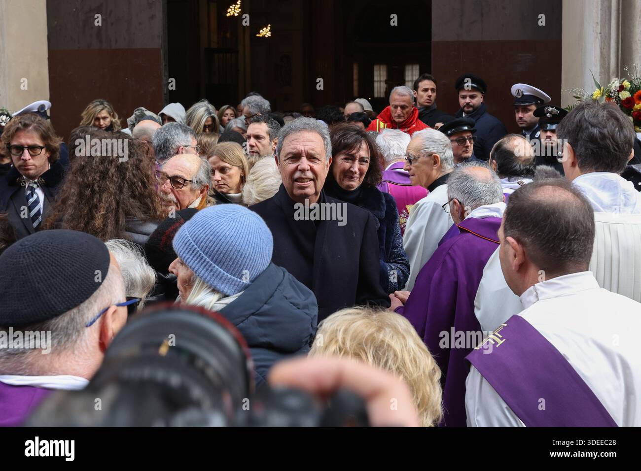 Bologna, Italia. 7 gennaio 2026. 07 GEN 2026BO - Cattedrale di S. Pietro, funerali del giovane Giovanni Tamburi morto nell'incendio del costellation di Crans-Montana nella foto il padre di Giovanni Tamburi (foto Guido Calamosca/LaPresse) 07 JAN 2026 BO - Cattedrale di San Pietro, funerale del giovane Giovanni Tamburi morto nell'incendio alla Crans-Montana Constellation (Guido Calamosca/ credito: LaPresse Live/Alamy News Foto Stock