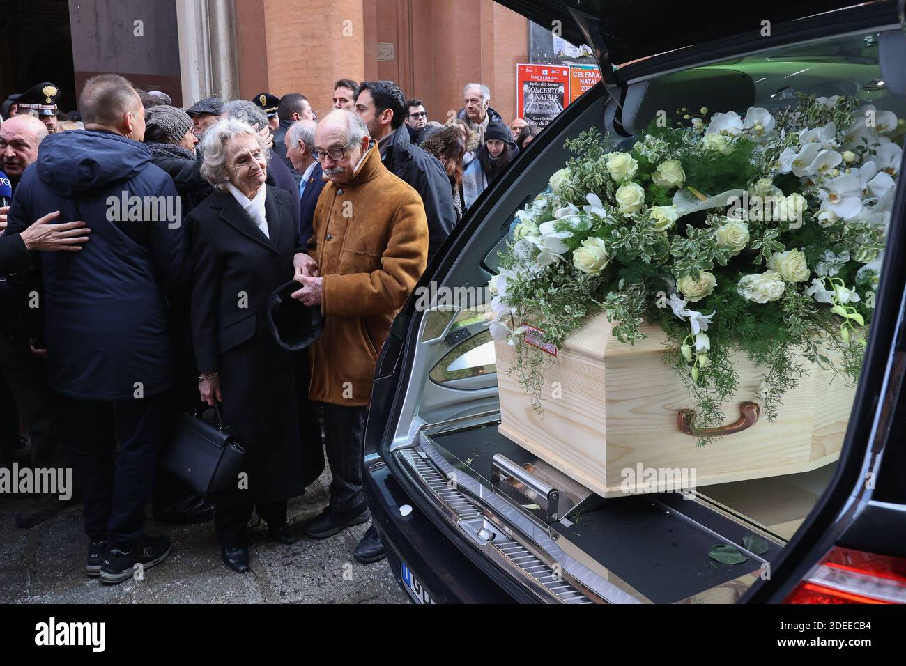 Bologna, Italia. 7 gennaio 2026. 07 GEN 2026BO - Cattedrale di S. Pietro, funerali del giovane Giovanni Tamburi morto nell'incendio del costellation di Crans-Montana nella foto la nonna Paterna di Giovanni Tamburi (foto Guido Calamosca/LaPresse) 07 JAN 2026 BO - Cattedrale di San Pietro, funerale del giovane Giovanni Tamburi morto nell'incendio alla Congregazione Crans-Montana (Guido Calamosca credito/Alamosca) Live/Alamy Prestellation Foto Stock