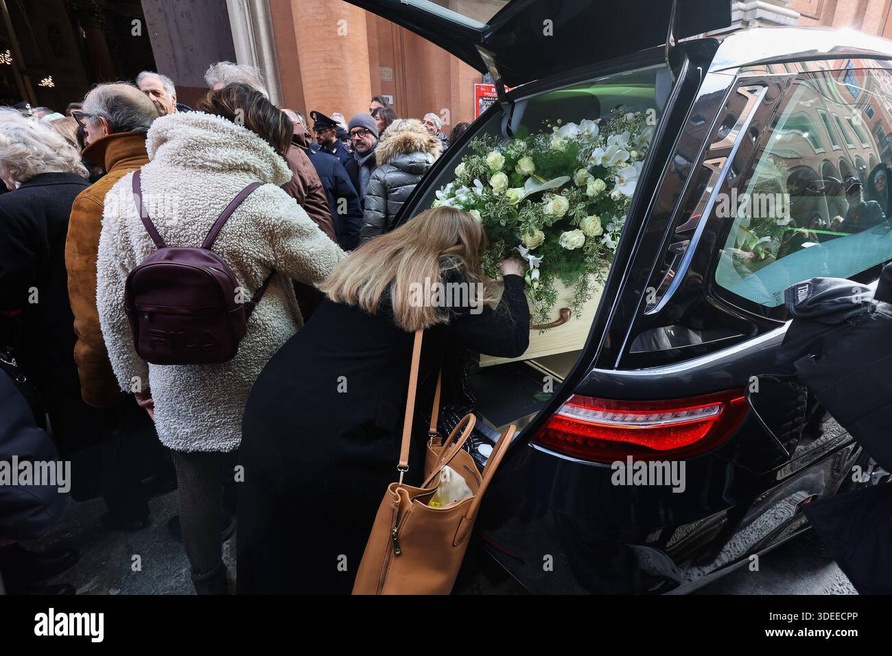 Bologna, Italia. 7 gennaio 2026. 07 GEN 2026BO - Cattedrale di S. Pietro, funerali del giovane Giovanni Tamburi morto nell'incendio del costellation di Crans-Montana nella foto la madre di Giovanni Tamburi (foto Guido Calamosca/LaPresse) 07 JAN 2026 BO - Cattedrale di San Pietro, funerale del giovane Giovanni Tamburi morto nell'incendio alla costellazione Crans-Montana (Guido Calamosca/ credito: LaPresse) Foto Stock