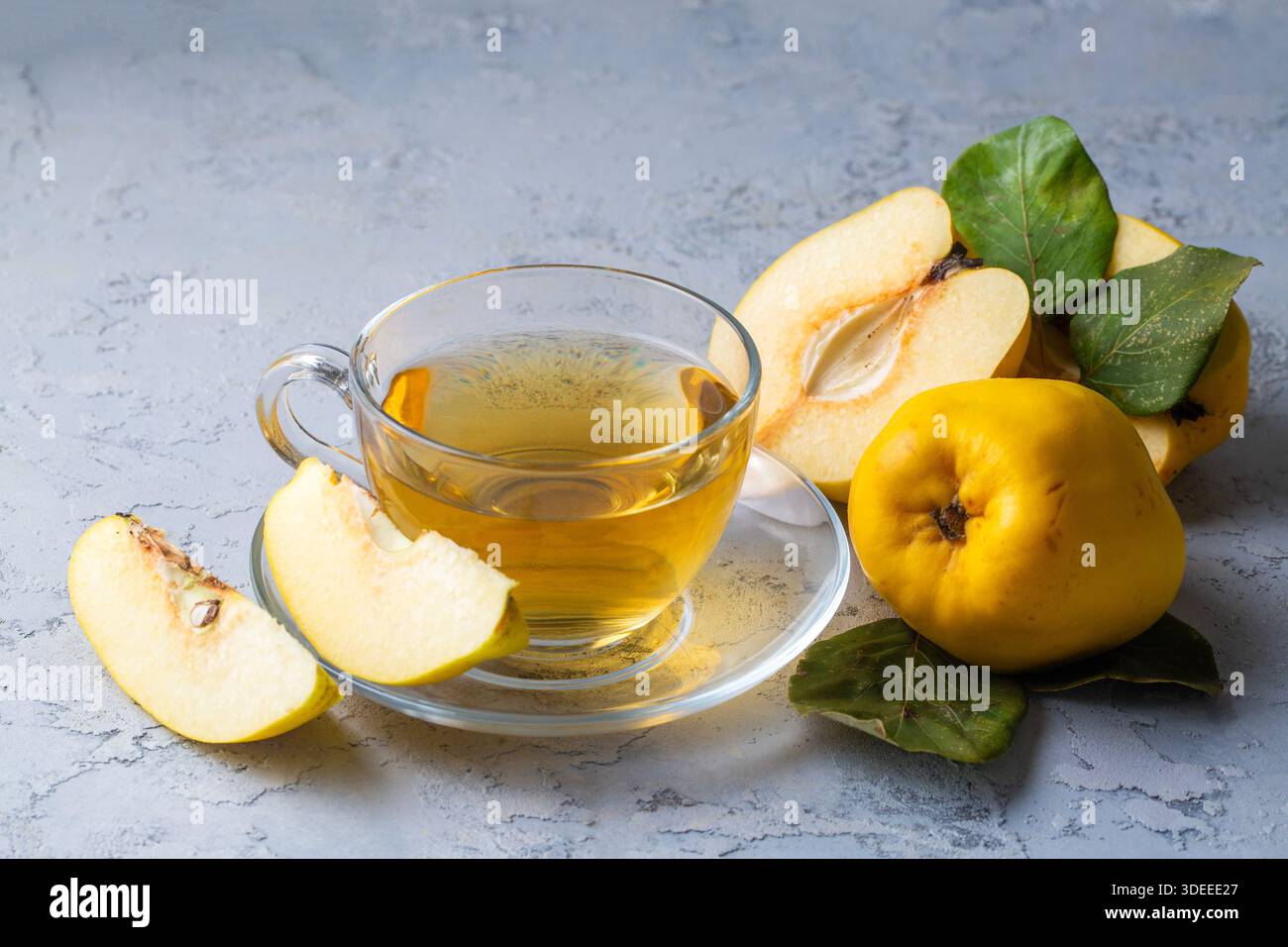 La tazza di tè alla cotogna e frutta fresca alla cotogna Foto Stock