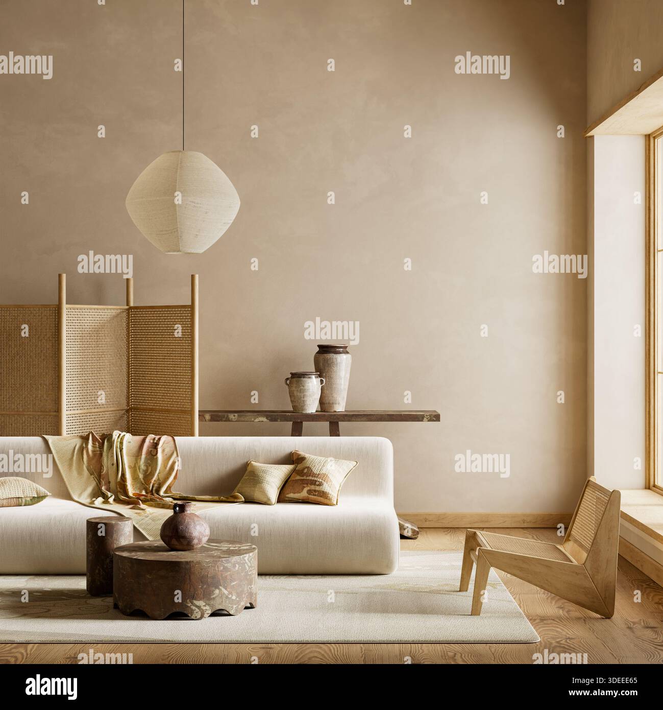 Il tranquillo design del soggiorno giapponese presenta mobili in legno naturale, tessuti neutri, decorazioni scultoree e luce soffusa per un ambiente tranquillo, elegante e senza tempo Foto Stock