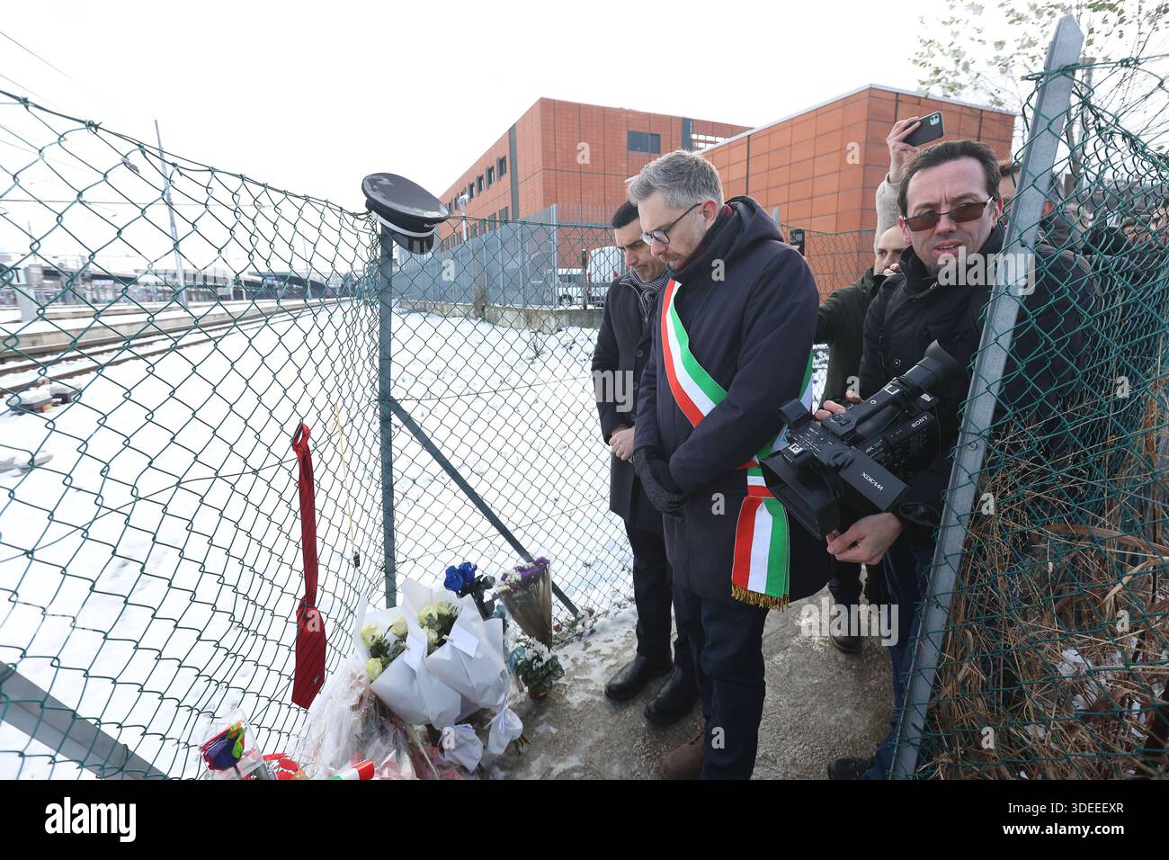 Bologna, Italia. 7 gennaio 2026. 07 GEN 2026BO - stazione di Bologna deposizione corone di fiori sul luogo dell'uccisione del capotreno (foto Guido Calamosca/LaPresse) 07 GEN 2026 BO - le ghirlande della stazione di Bologna sul luogo dell'omicidio del conduttore del treno (Guido Calamosca/ credito: LaPresse/Alamy Live News Foto Stock