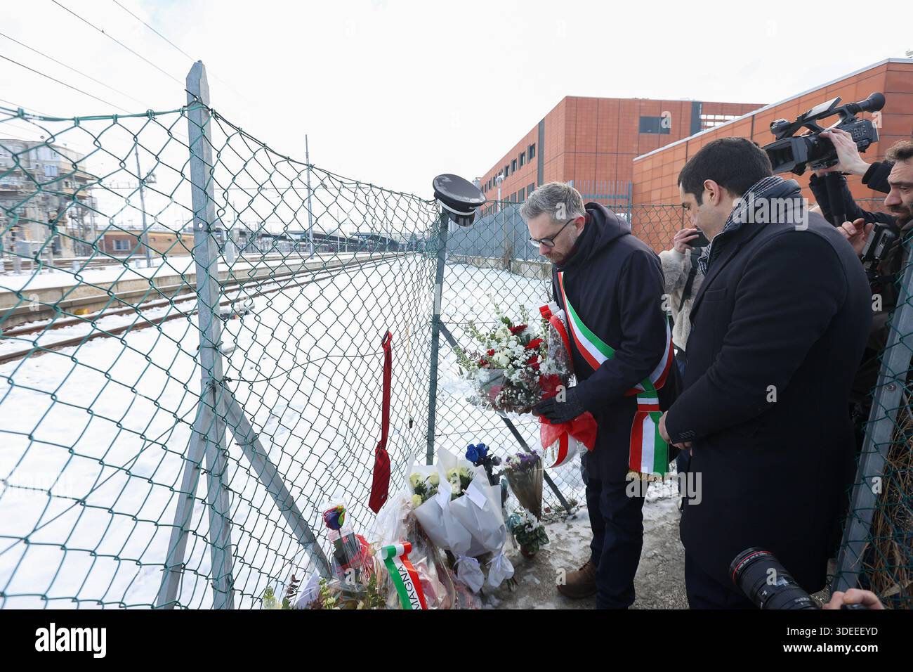 Bologna, Italia. 7 gennaio 2026. 07 GEN 2026BO - stazione di Bologna deposizione corone di fiori sul luogo dell'uccisione del capotreno (foto Guido Calamosca/LaPresse) 07 GEN 2026 BO - le ghirlande della stazione di Bologna sul luogo dell'omicidio del conduttore del treno (Guido Calamosca/ credito: LaPresse/Alamy Live News Foto Stock