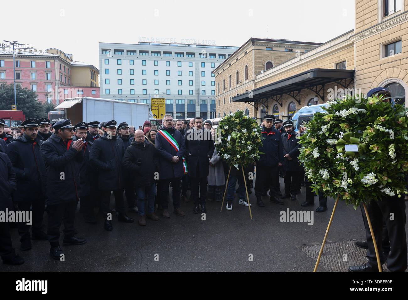 Bologna, Italia. 7 gennaio 2026. 07 GEN 2026BO - stazione di Bologna deposizione corone di fiori sul luogo dell'uccisione del capotreno (foto Guido Calamosca/LaPresse) 07 GEN 2026 BO - le ghirlande della stazione di Bologna sul luogo dell'omicidio del conduttore del treno (Guido Calamosca/ credito: LaPresse/Alamy Live News Foto Stock