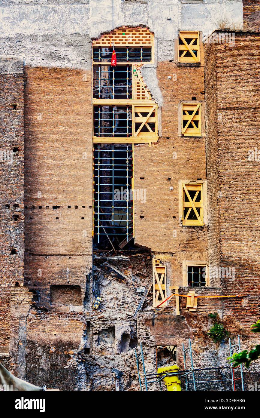 Veduta della Torre dei conti con impalcature su sezioni danneggiate, Roma, Italia Foto Stock
