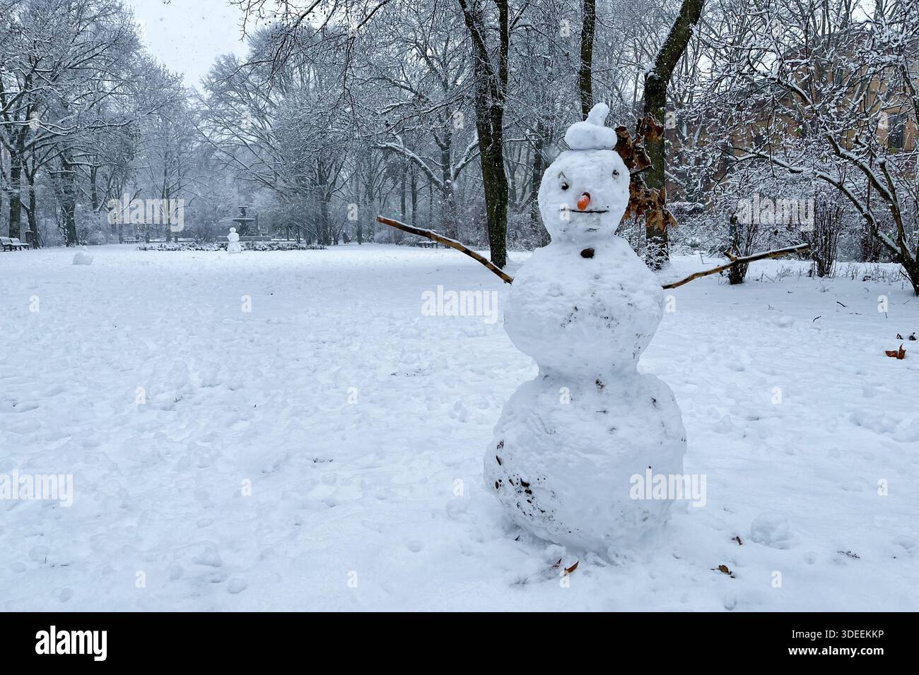 Classico pupazzo di neve a Berlino Kreuzberg in una giornata invernale nevosa al parco Grimmstrasse. Foto Stock