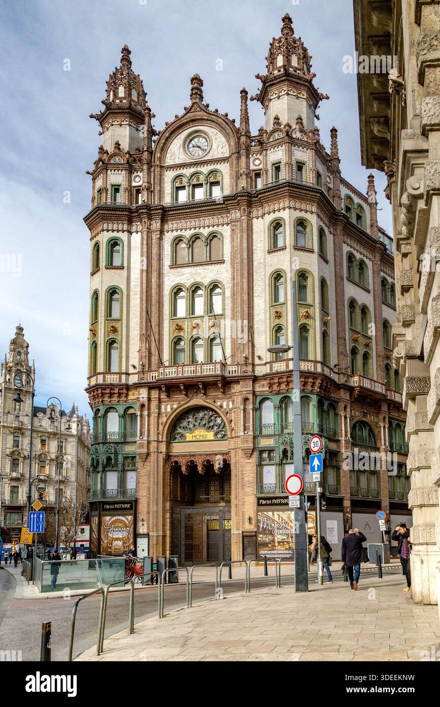 BUDAPEST, UNGHERIA - 14 MARZO 2023: Si tratta di una facciata dell'edificio di corte parigina, che combina elementi gotici, rinascimentali, Art Nouveau ed eclecti Foto Stock