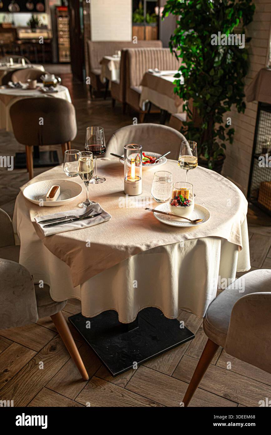Disposizione del tavolo del ristorante a lume di candela e vino Foto Stock
